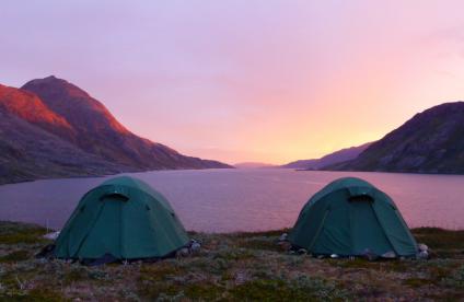 Bivouac à l'hôtel de Kangerdluarssuk (Groenland, 2013). - © BRGM - Johann Tuduri Coucher de soleil sur le bivouac du prospect à terres rares de Kringlerne, province du Gardar, Groenland