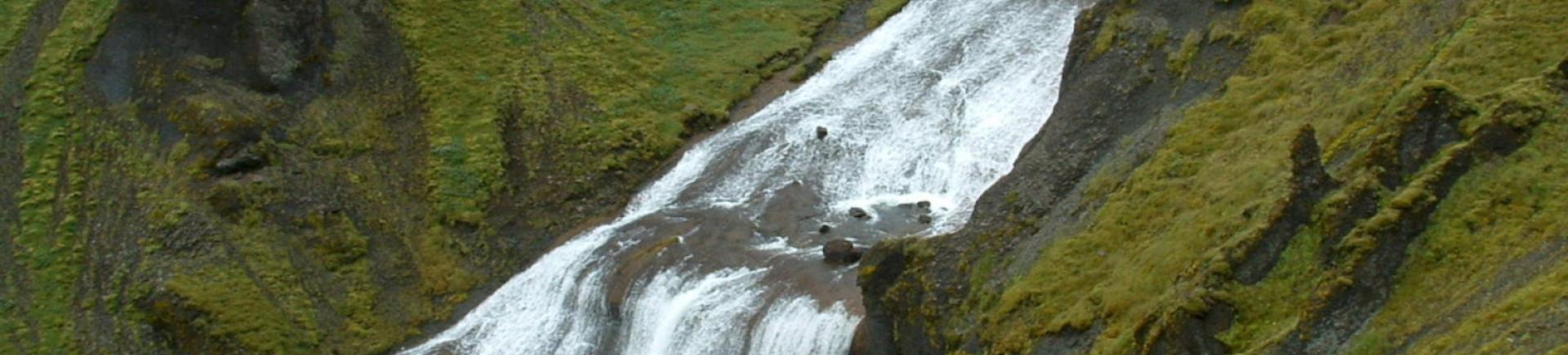 L'eden au milieu de nulle part, une cascade sur des formations volcaniques recouvertes d'une fine couche de mousse (Hekla, Islande, 2007). - © BRGM - Alexandre Brugeron Cascade à proximité d'Hekla